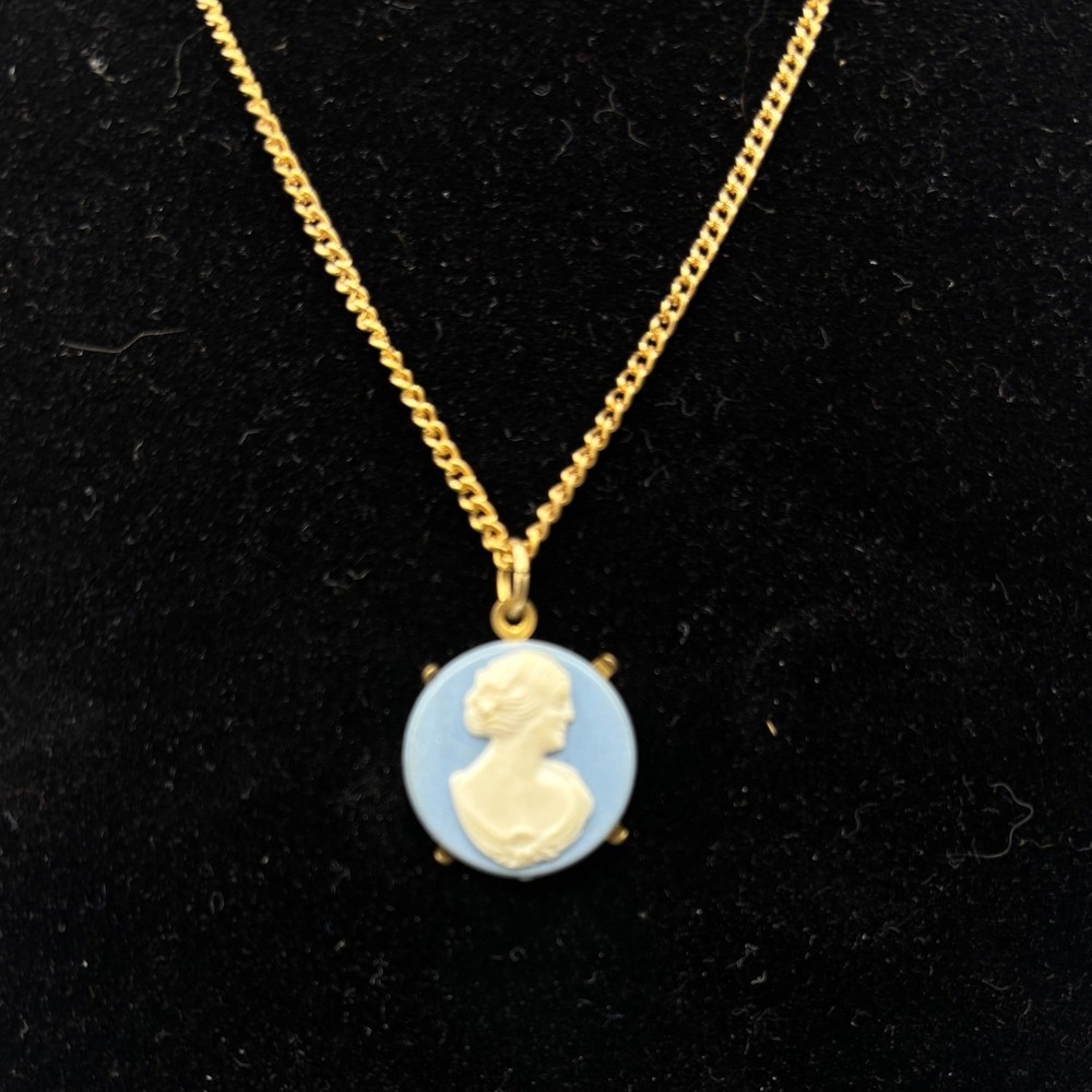 Vintage Blue Cameo‎ Pendant Necklace Gold Tone Victorian Style 29 Inch Chain
